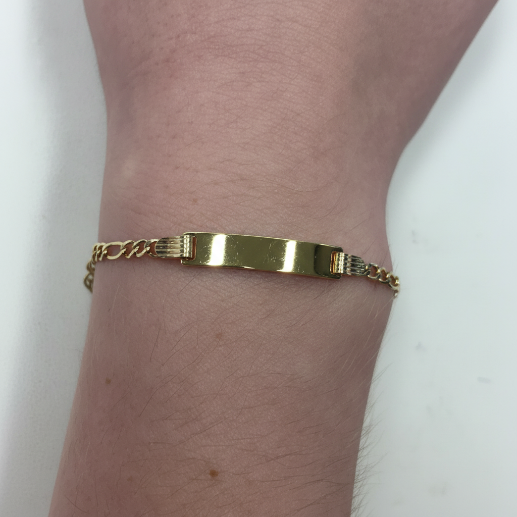 Esclava de bebé cartier con placa puesta en el brazo