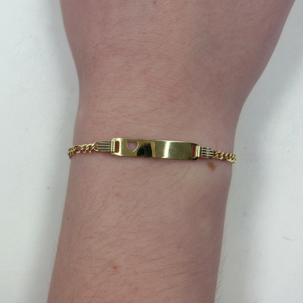 Esclava de bebé cartier con placa de corazón puesta en el brazo