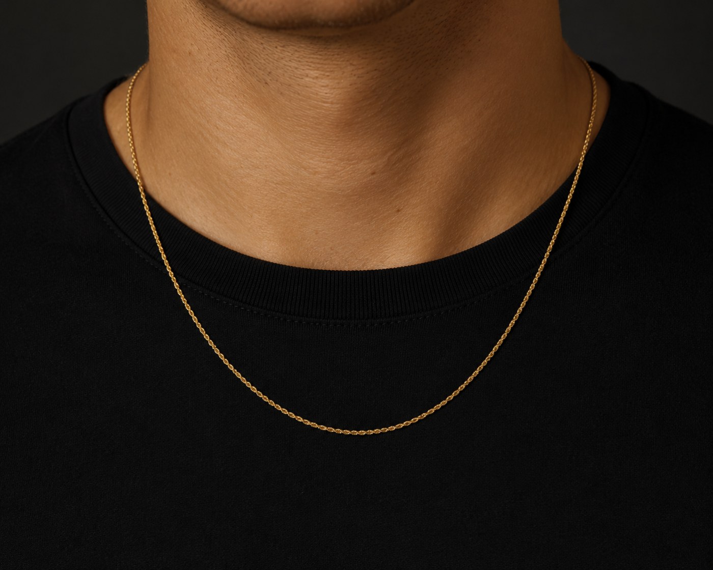 Cadena torzal 1mm puesta en el cuello